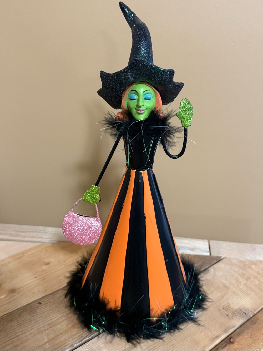 Ghoulish 13” Green Witch Halloween Figurine Wicked Witch Pink Glittery Purse Boa